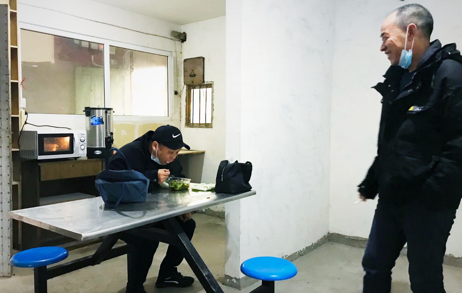 10月份，公司新租建駕駛員休息室之一，駕駛員在休息室內(nèi)愉悅休息與交談.jpg